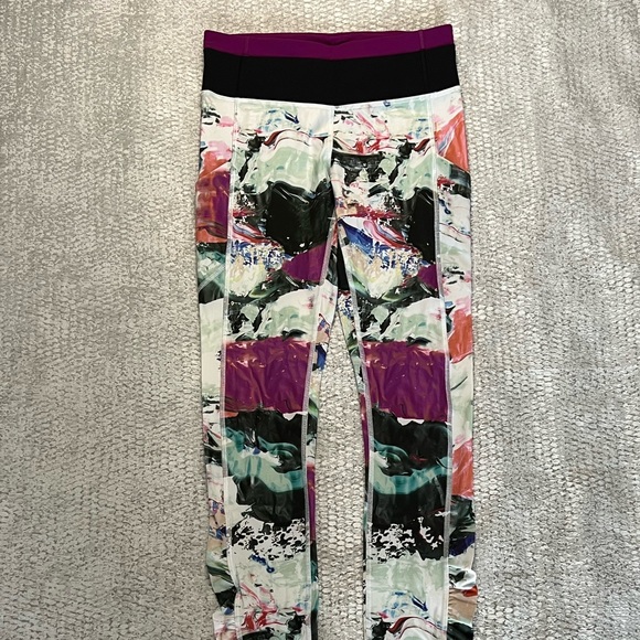Lulu Lemon Floral Pattern Mid-Rise Leggings with Pockets - Picture 3 of 5